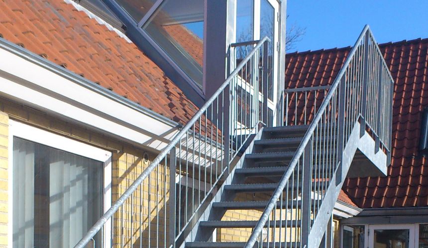 Indgangen til klinikken er op af </br> ståltrappen til 1 sal